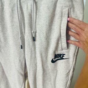 Mens/Ladies “Nike” Jogger Pants
Excellent Like New Condition
Size: Medium • $14